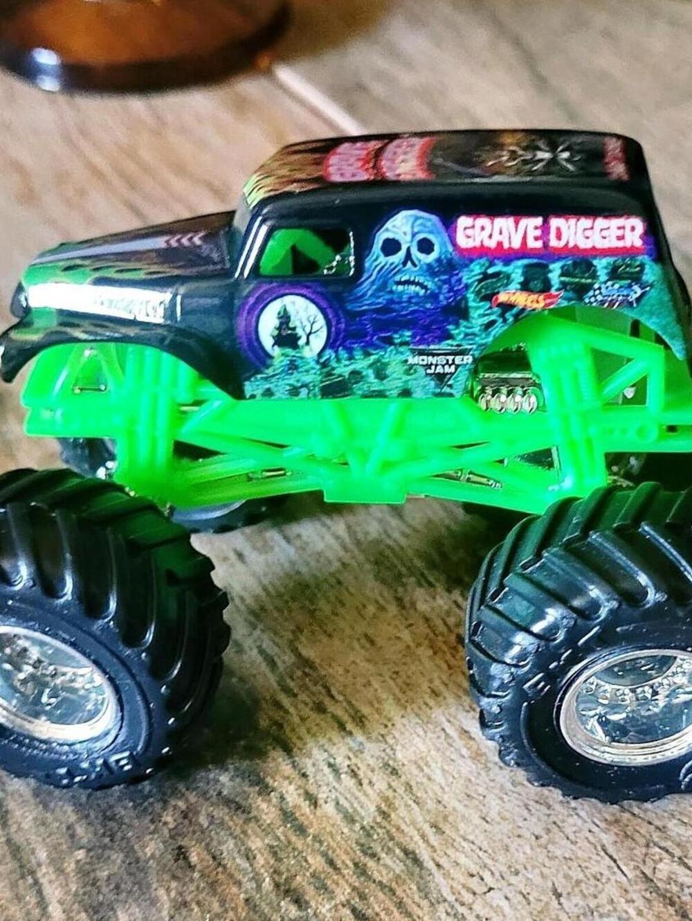 Monster Jam Hot Wheels Grave Digger green toy truck